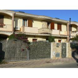 Villa a schiera pari al nuovo, cortile su due lati