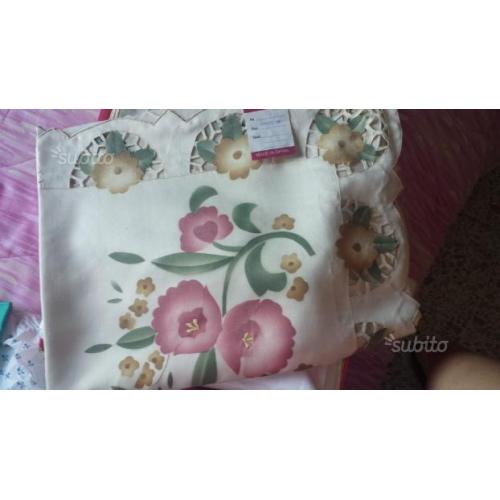 Tovaglia ricamata con fiori