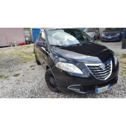 Lancia ypsilon auto pari al nuovo