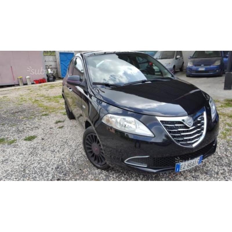 Lancia ypsilon auto pari al nuovo
