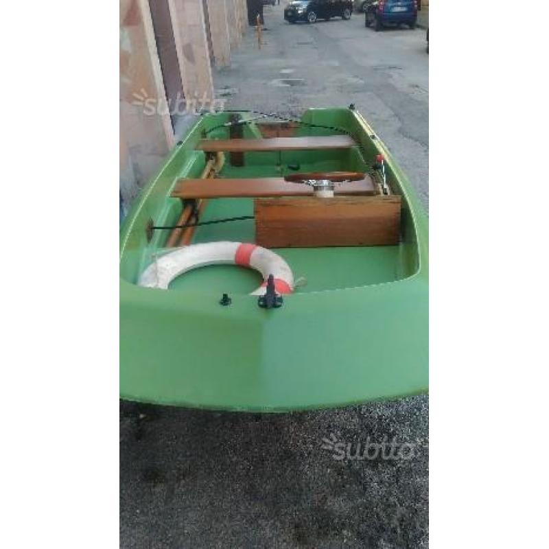 Barca a motore